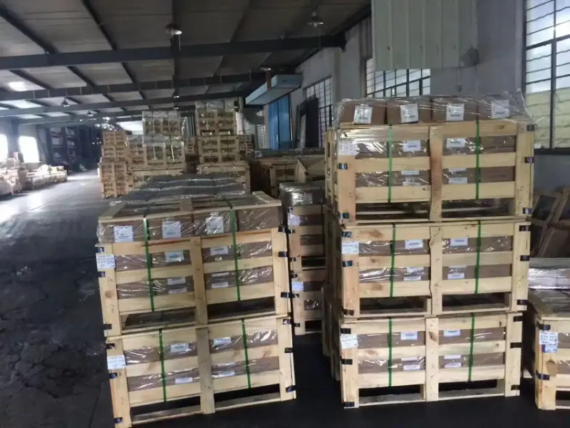DIN933 hex bolts carton and pallet packing for sea shipment